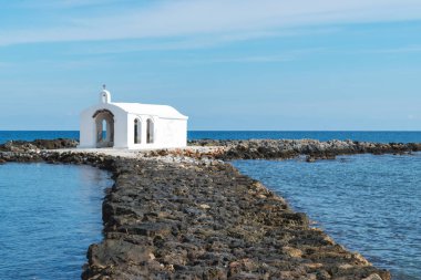 Georgioupolis küçük Agios Nikolaos Kilisesi yol açan kayalık yol