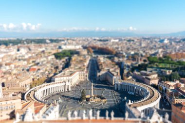 Saint Peter's Square Vatikan ve Roma'da hava görünümünü. Tilt-shift etkisi.