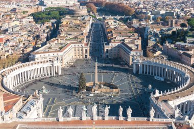 Saint Peter's Meydanı Vatikan ve Roma'da havadan görünümü.