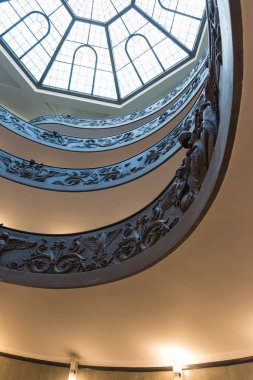 Roma, İtalya. 04 Aralık 2017: Döner merdiven Vatikan Müzesi'nde