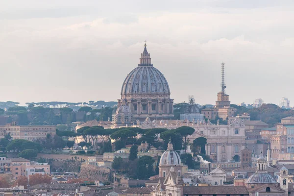 Pohled na baziliku svatého Petra a Vatikán v Římě. Itálie. — Stock fotografie