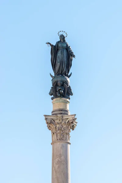 La Colonne de l'Immaculée Conception, est un monument du XIXe siècle représentant la Bienheureuse Vierge Marie, situé sur la Piazza Mignanelli et Piazza di Spagna . — Photo