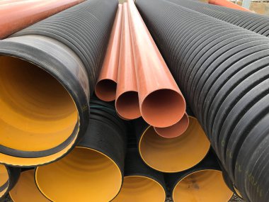 Renkli büyük plastik borular inşaat alanında kullanılan görüntüleyin.