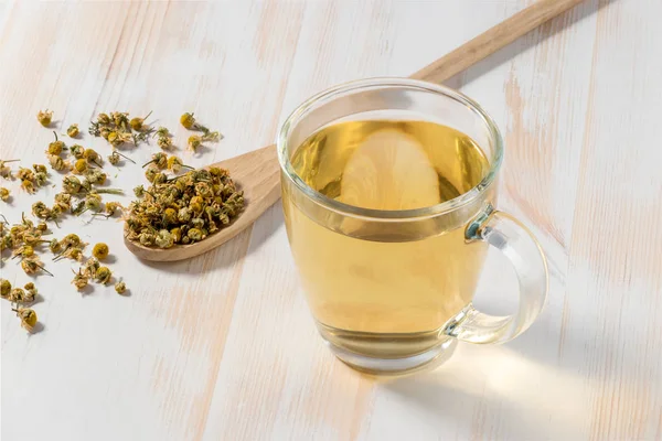 Cup of chamomile tea with dry chamomile flowers — Stock Photo, Image