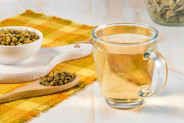 Tasse de thé à la camomille avec des fleurs de camomille sèche — Photo