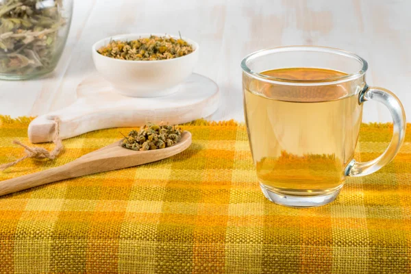 Tasse de thé à la camomille avec des fleurs de camomille sèche — Photo