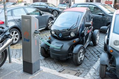 Roma, İtalya. 03 Aralık 2017. Sokakta modern elektrikli araba şarj.