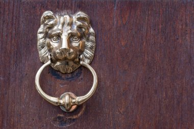 Aslan başı kapı tokmağı ahşap arka plan üzerinde