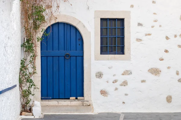 Puerta de madera vieja en la pared de piedra blanca . — Foto de Stock