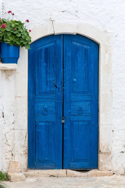 Puerta de madera vieja en la pared de piedra blanca . — Foto de Stock