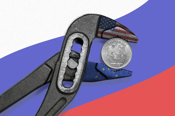 Το κέρμα σε μέγγενη για το φόντο της σημαίας της Ρωσίας ως σύμβολο των οικονομικών κυρώσεων εναντίον της Ρωσίας — Φωτογραφία Αρχείου