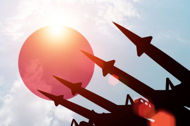 Uçaksavar siluetleri Japonya bayrağı arka plan üzerinde roketler.. 