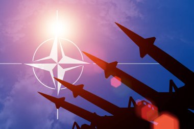 Uçaksavar siluetleri Nato bayrağı arka plan üzerinde roketler..