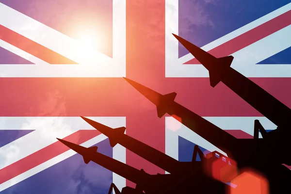 Siluetas de cohetes antiaéreos en el fondo de la bandera del Reino Unido —  Fotos de Stock
