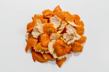 Mandarin beyaz arka plan üzerinde soyar. Üstten Görünüm.