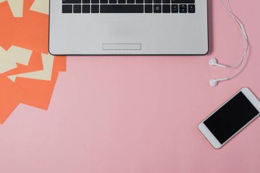 Pastel Ofis resepsiyon masası dizüstü bilgisayar ve sarf malzemeleri. Üstten Görünüm. 