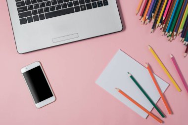 Yaratıcı düz dizüstü, boş defter, smartphone ve ileti örneği ile kopya alanı ile çalışma alanı Resepsiyon tasarımını göklere.