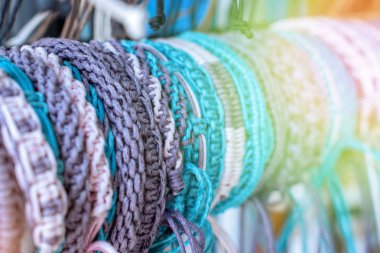 El yapımı deri bilezik tonda güneş ışığı altında örgülü