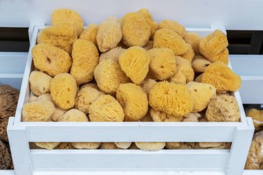 Depodaki sarı doğal temizlik sünger