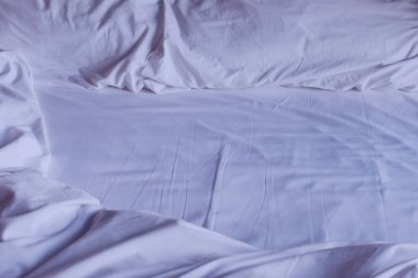 Buruşuk beyaz yatak örtüsü. Arka plan. Tonda.
