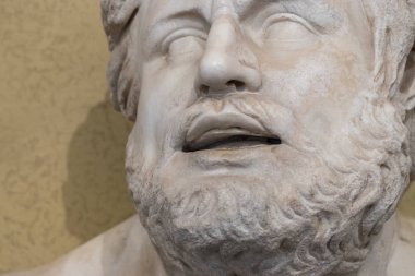 Eski bir sakallı adam heykeli.