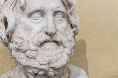 Eski bir sakallı adam heykeli..