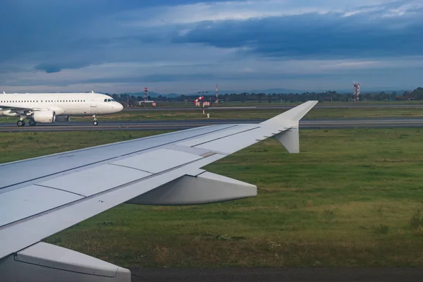 Vliegtuig dat landt op de startbaan op de luchthaven — Stockfoto