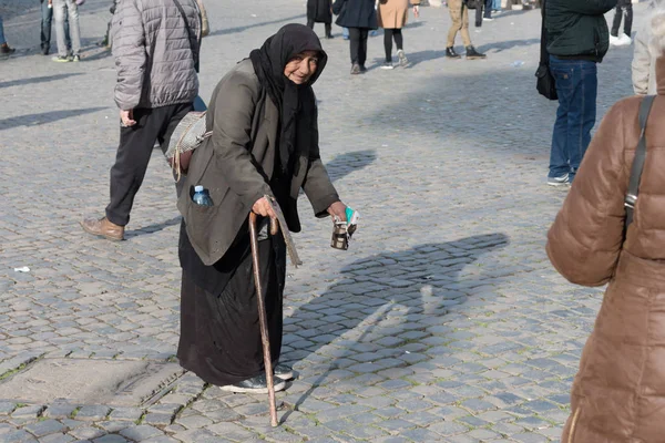 Roma, Italia. 03 dicembre 2017: Donna mendicante chiede l'elemosina in strada a Roma . — Foto Stock