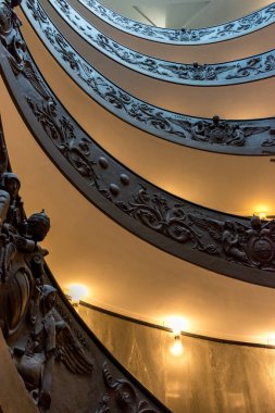 Roma, İtalya. 04 Aralık 2017: Döner merdiven Vatikan Müzesi'nde.