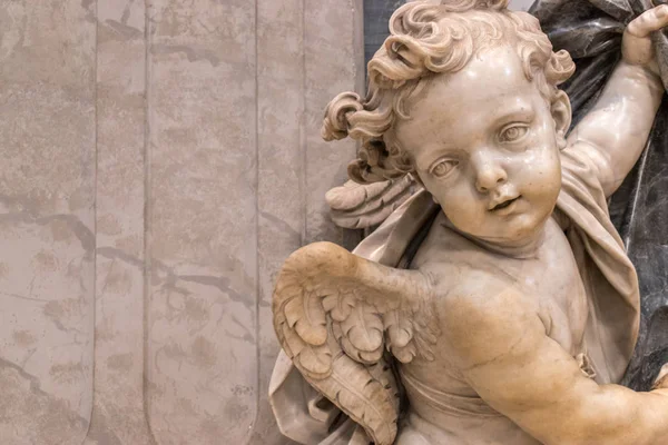 Ancienne statue d'ange . — Photo