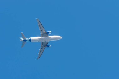 Mavi gökyüzünde bir uçak