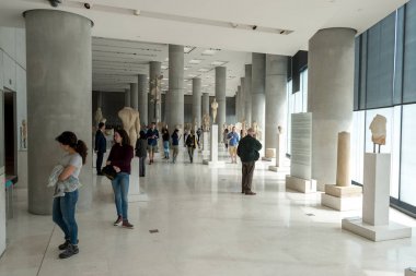 Atina, Yunanistan - 06 Mart 2018: Atina'da Yeni Akropolis Müzesi, ziyaretçi. 