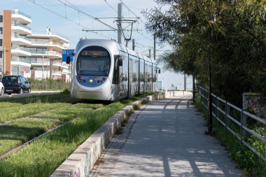 Atina, Yunanistan - 07 Mart 2018: Şehir tramvay sokakta.