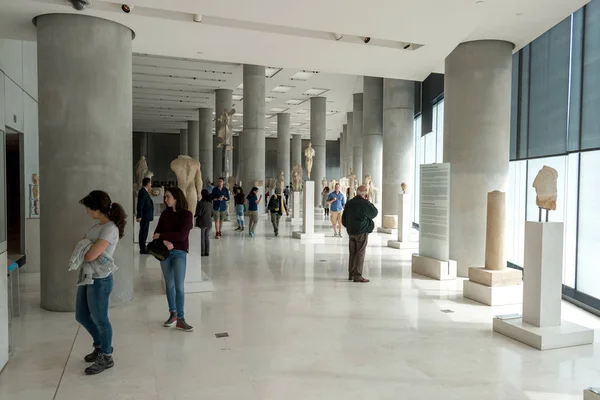 ATENAS, GRECIA - 06 DE MARZO DE 2018: Visitantes del Nuevo Museo de la Acrópolis de Atenas . — Foto de Stock