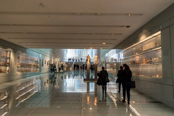 Athens, Griekenland - 06 maart 2018: Bezoekers op het nieuwe Akropolis Museum in Athene. — Stockfoto