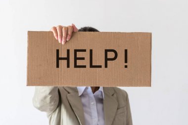 Bir kadın yardım yazıt ile bir afiş tutar