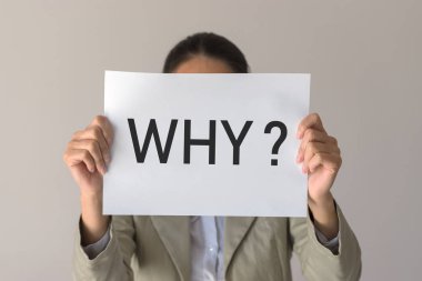 Bir kadın neden yazıt ile bir afiş tutar?