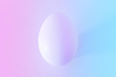 Renkli neon ultraviole ile beyaz Paskalya yumurtası. Ultra violet kavramı.