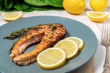Somon fileto. Ot ve plaka üzerinde limon ile ızgara somon. 