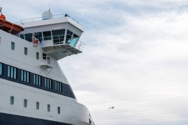 Bağlantı noktası sürekliliğinin yanında yolcu gemisiyle.