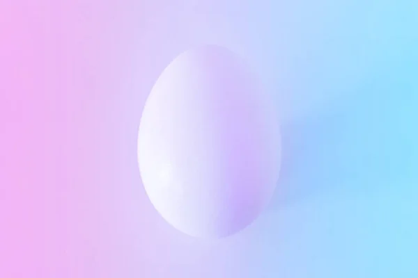 Uovo di Pasqua bianco con luci al neon ultraviolette colorate. Concetto ultra violetto . — Foto Stock