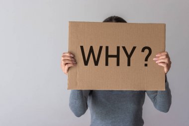 Bir kadın neden yazıt ile bir afiş tutar?