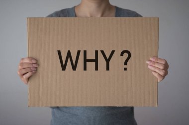 Bir kadın neden yazıt ile bir afiş tutar?