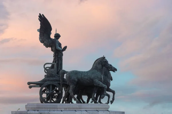 La sculpture antique Vittoriano contre le ciel couchant à Rome — Photo