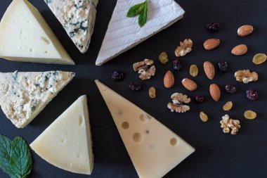 Siyah taş yönetim kurulu ile fındık ve otlar peynir çeşitleri