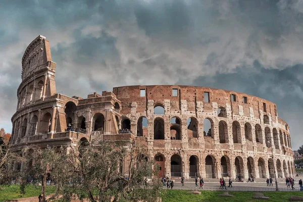 Overcast sky over the Coliseum in Rome, Italy. — Stock Photo, Image