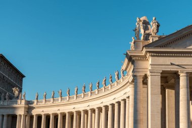 St Peter Bazilikası Vatikan içinde ayrıntı. St Peter's Basilica üst heykeller