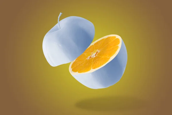 Kreative Kombination aus geschnittenem blauen Apfel und Orange auf hellem Hintergrund. Minimaler Stil. Ernährungskonzept. — Stockfoto