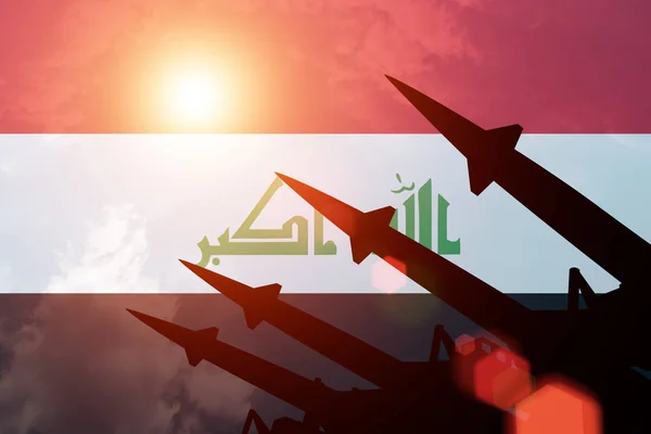 Bojová technika protiletecké rakety siluety na pozadí Iráku vlajky. Slunečno — Stock fotografie