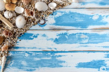 Deniz kabukları çerçeve vintage mavi ahşap tahta üzerinde. Yaz tatil arka plan.